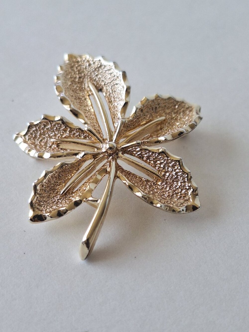 Vintage SARAH COVENTRY Gold Tone Textured Buckeye Leaf Brooch Pin